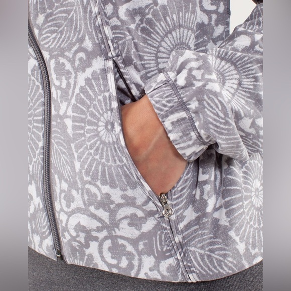 Lululemon Run: Travel To Track Jacket in Beachy Floral White Fossil Size 8 - Picture 4 of 9